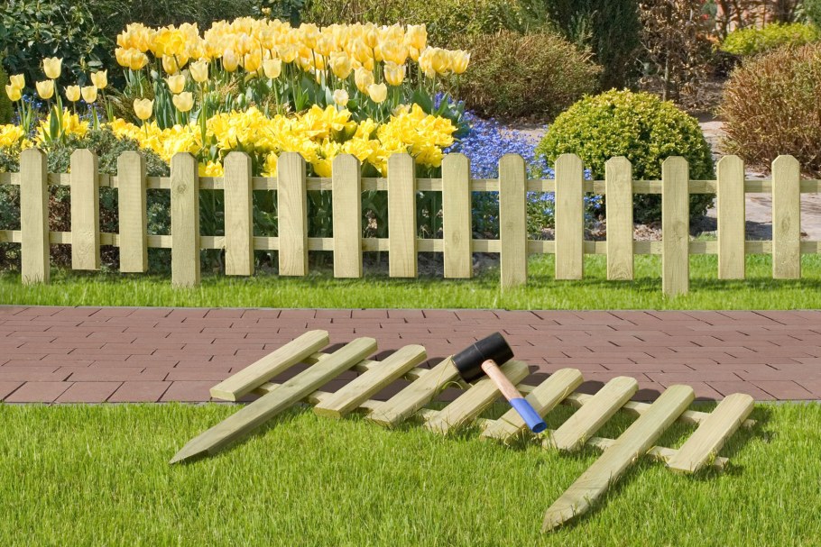 Деревянный заборчик