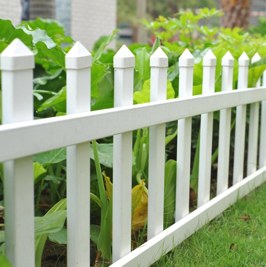 Заборчики из дерева во дворе