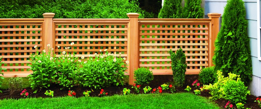 Невысокий деревянный забор