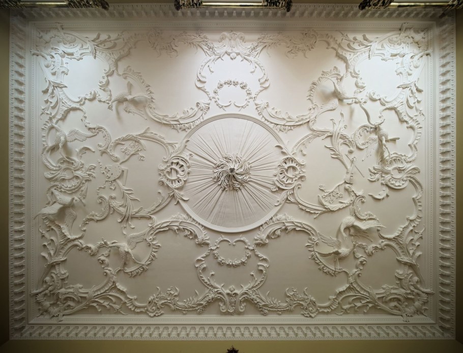 Гипсовые орнаменты на стену