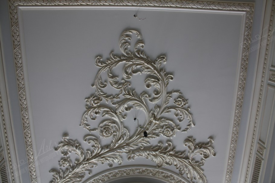 Лепная рама на стене