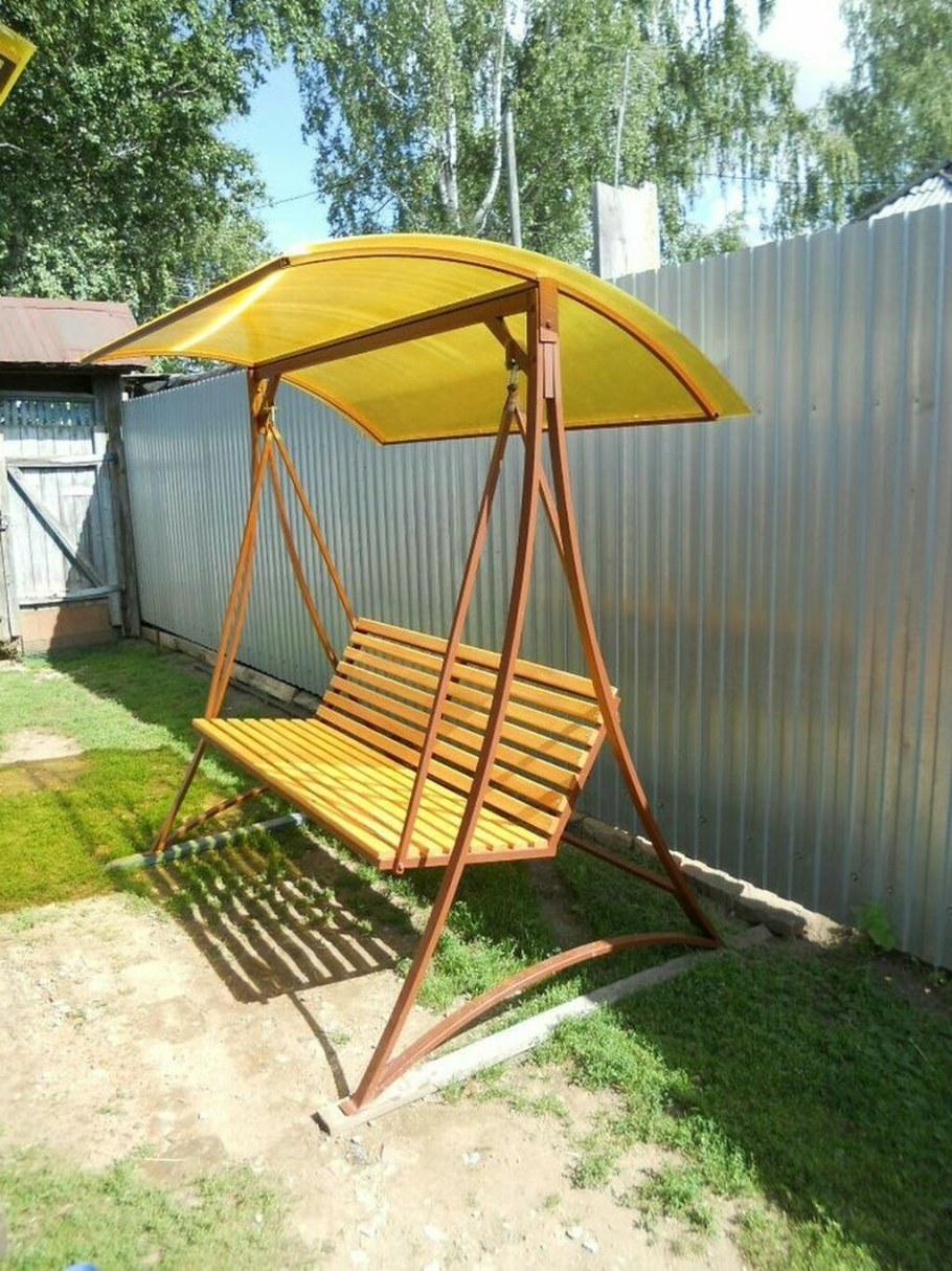 Качели с навесом из поликарбоната