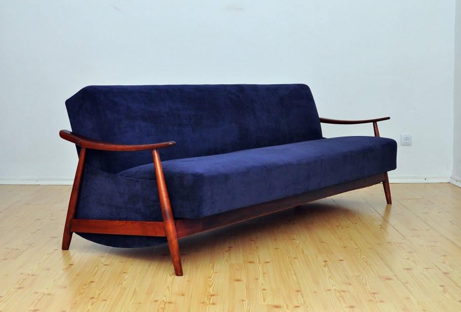 Советские диваны с деревянными подлокотниками