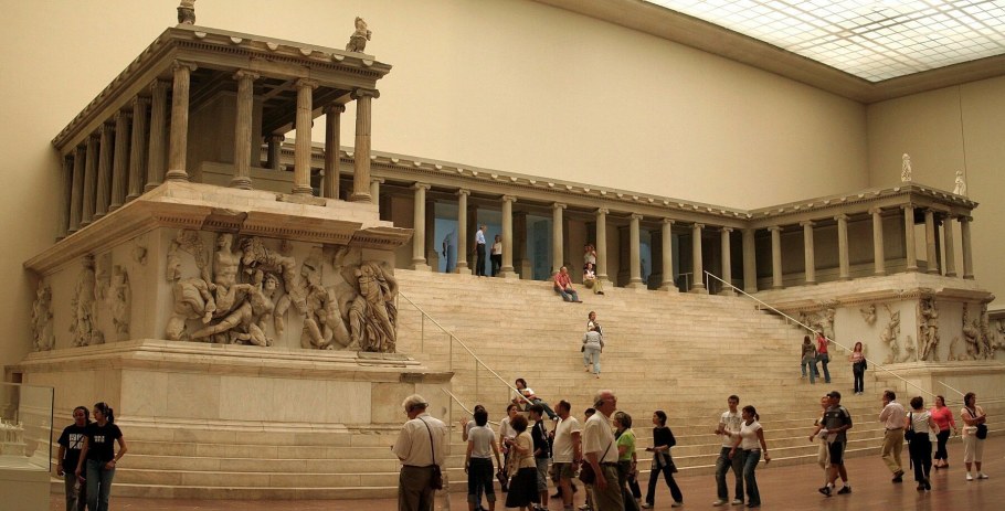 Пергамский алтарь древней Греции