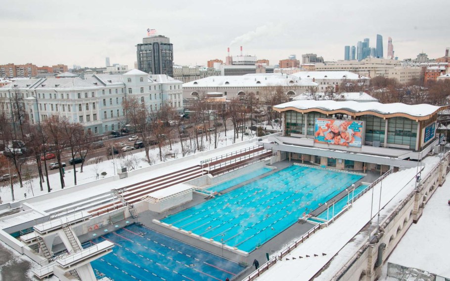 Теплая вода в бассейне