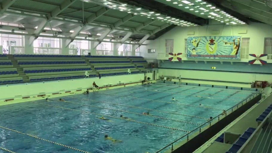 Плавать в бассейне