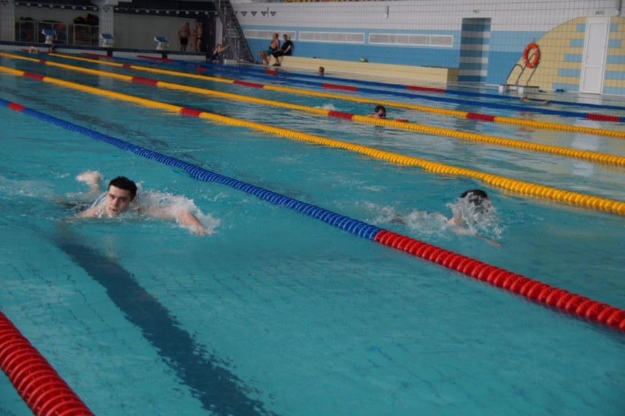 Красивый спортивный бассейн