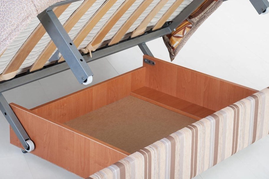 Бельевой ящик в диване