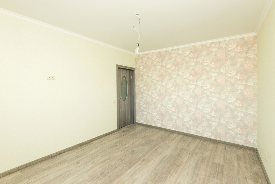 Черный потолок в маленькой комнате