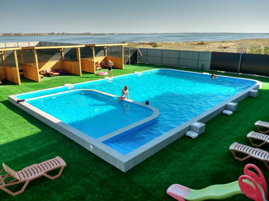 Бассейн с детской зоной