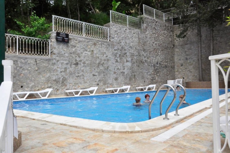 Отель 365 Ялта бассейн