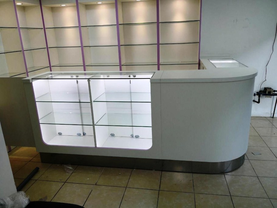 Стойка ресепшн с витриной стеклянной