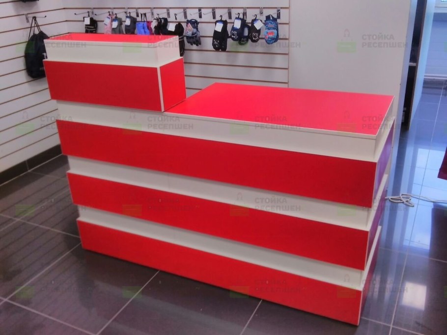 Кассовый стол для магазина одежды