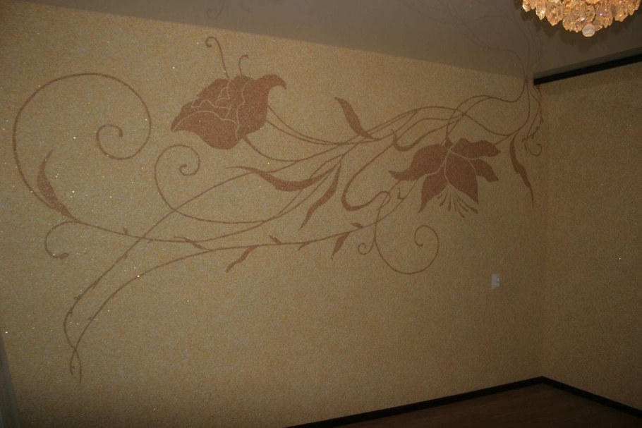 Узоры жидкими обоями на стене