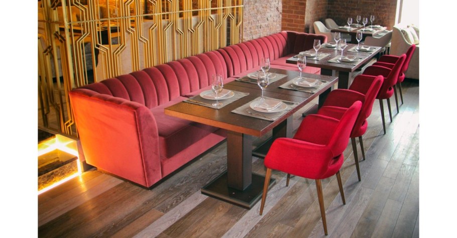 Интерьер ресторана с диванами