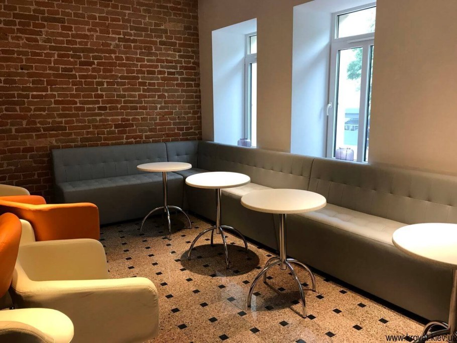Диван для кофейни