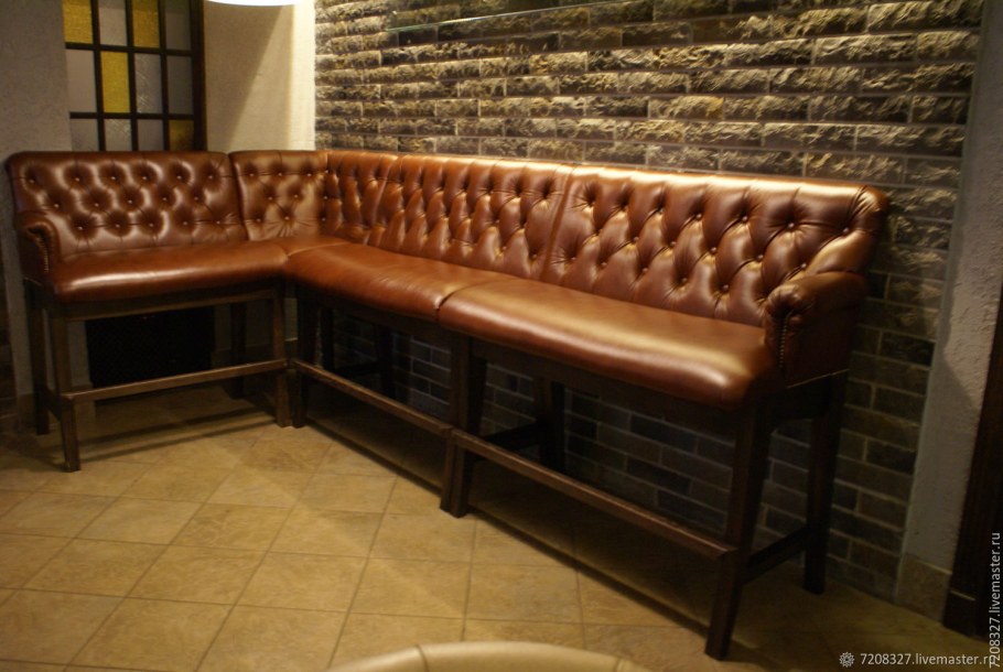 Диван Честер на высоких ножках