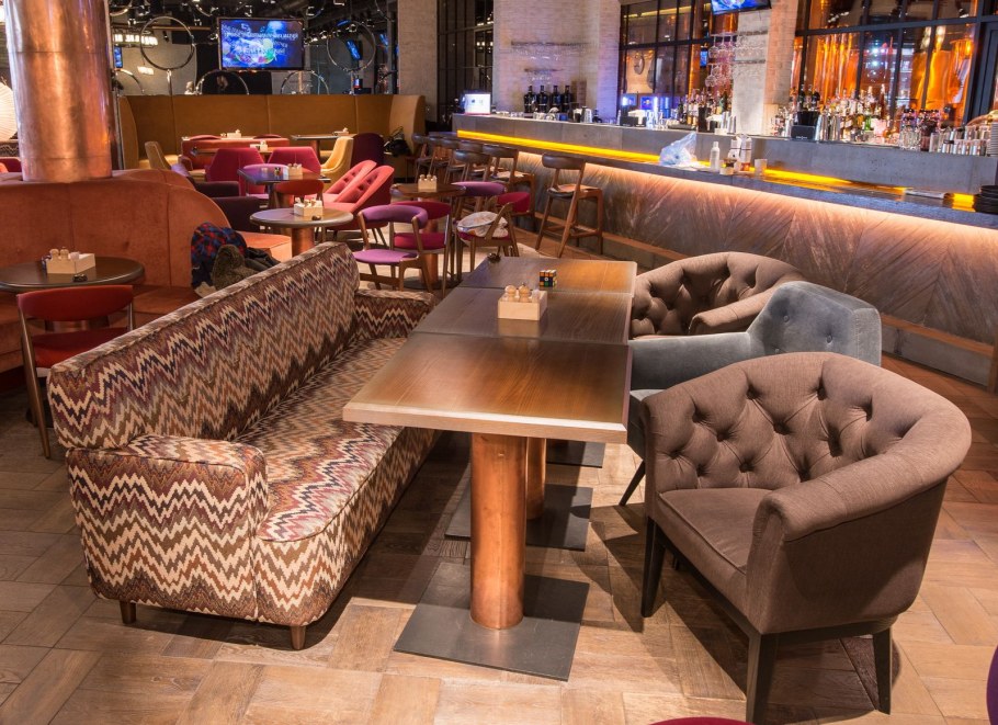 Интерьер кафе с диванчиками