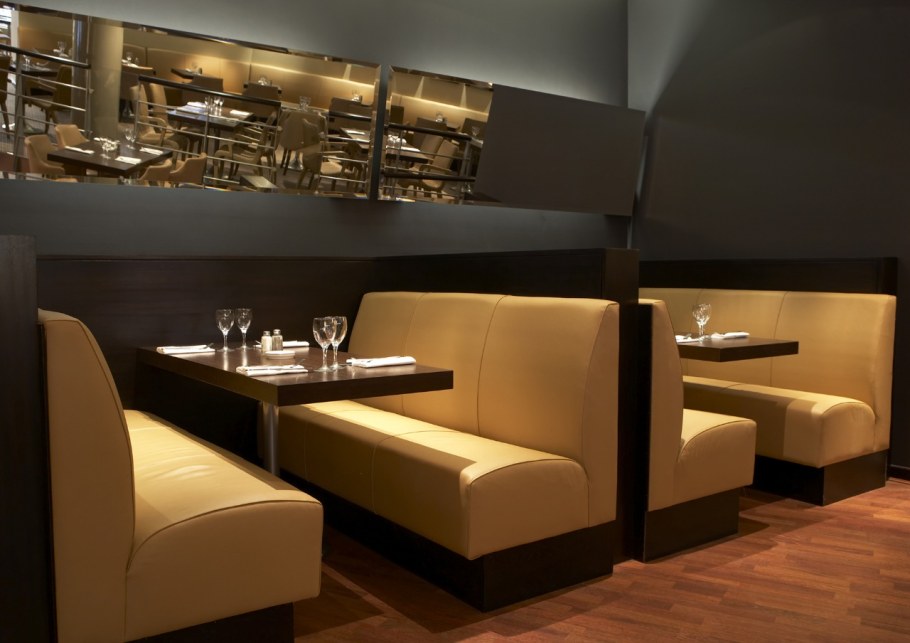 Интерьер кафе с диванами