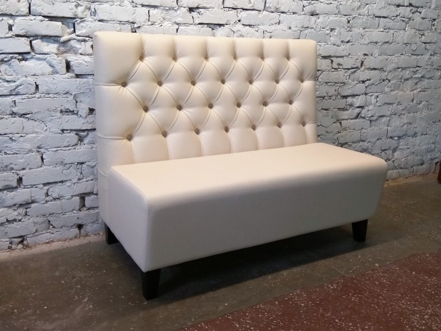 Диванчик в кафе с высокой спинкой