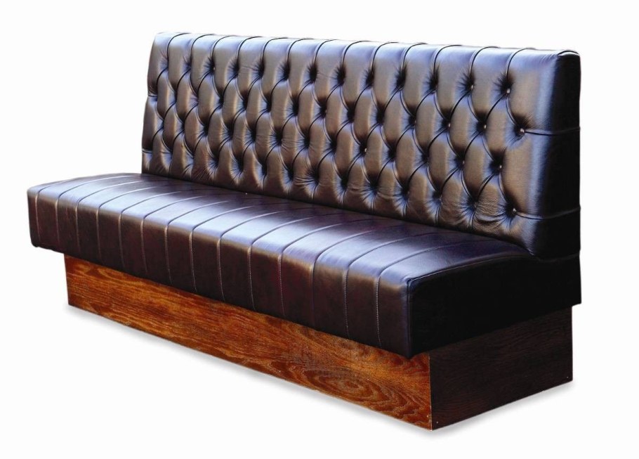 Деревянный диванчик в кафе