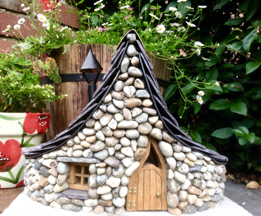 Домики из камней для сада