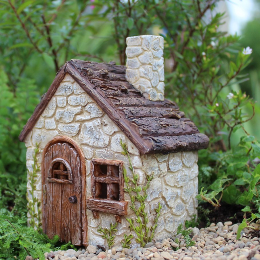 Сказочный каменный домик