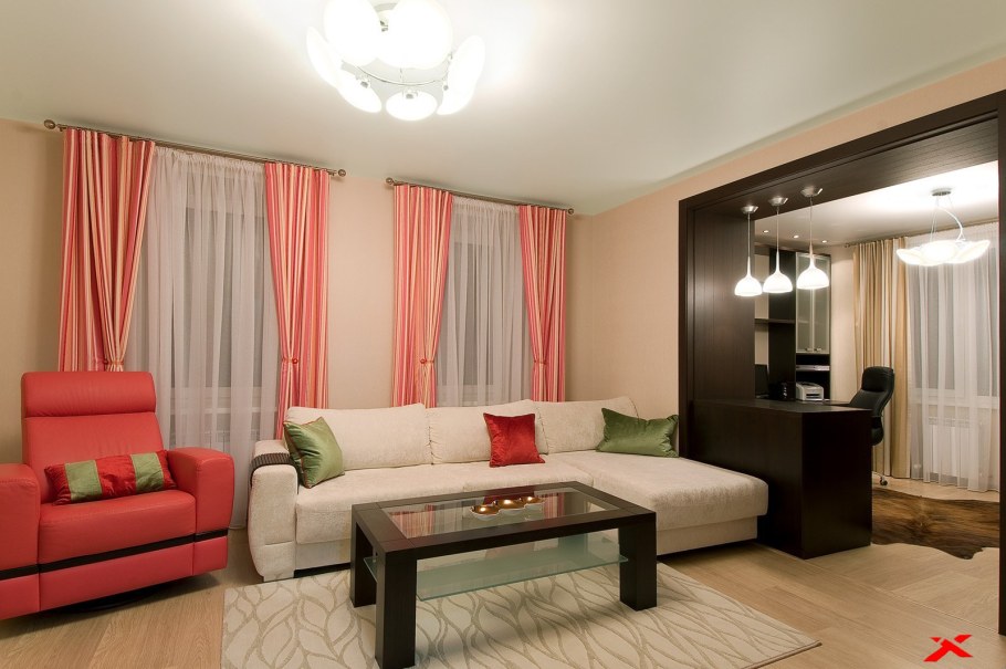 Гостиная с тремя окнами