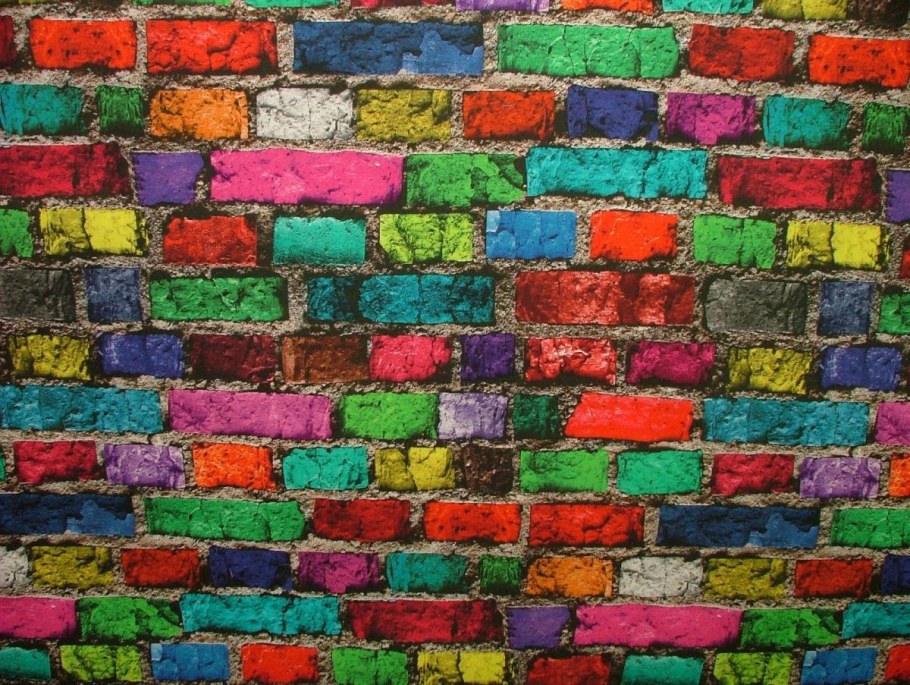 Цветная кирпичная стена