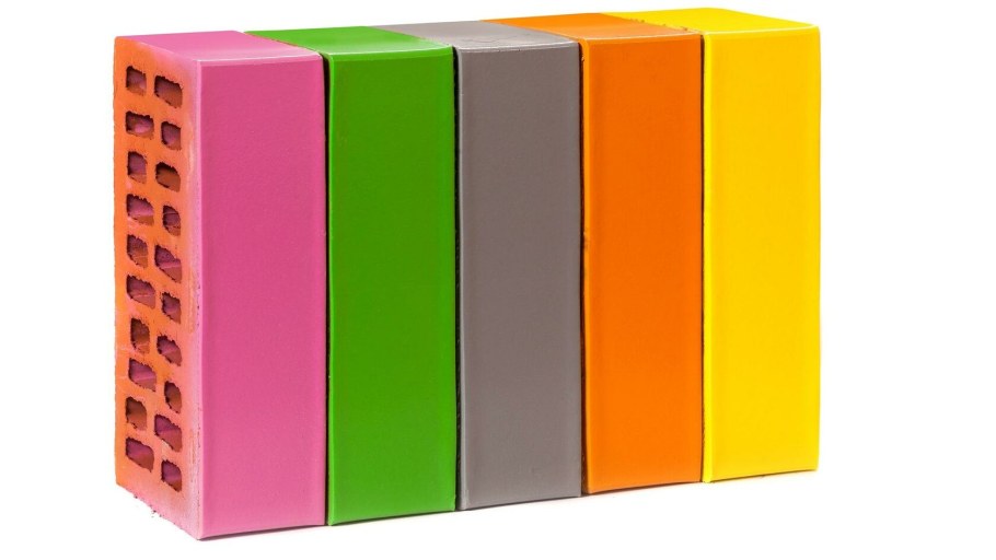 Кирпичная стена разноцветная