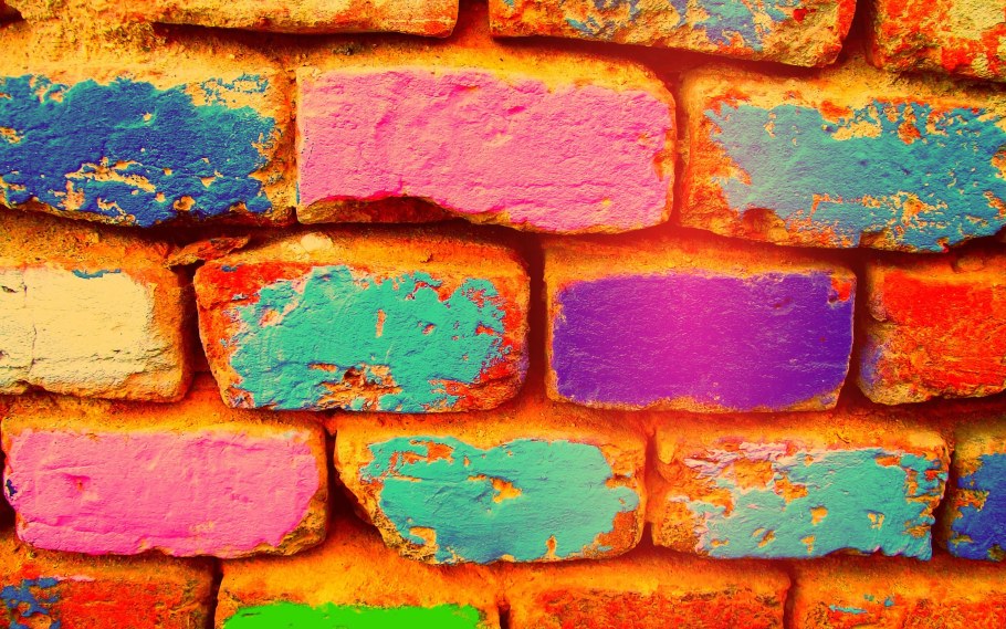 Кирпичная стена разноцветная