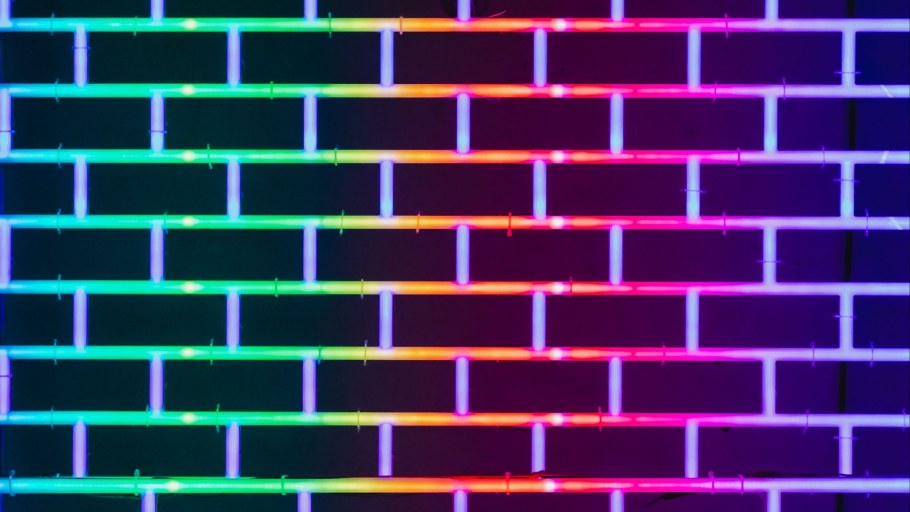 Стена из разноцветного кирпича