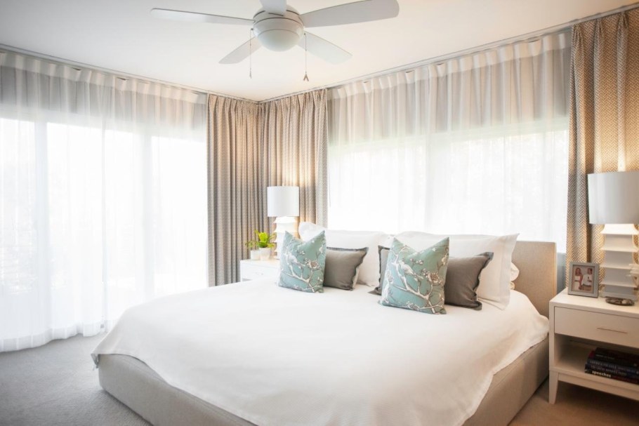 Синие шторы в интерьере