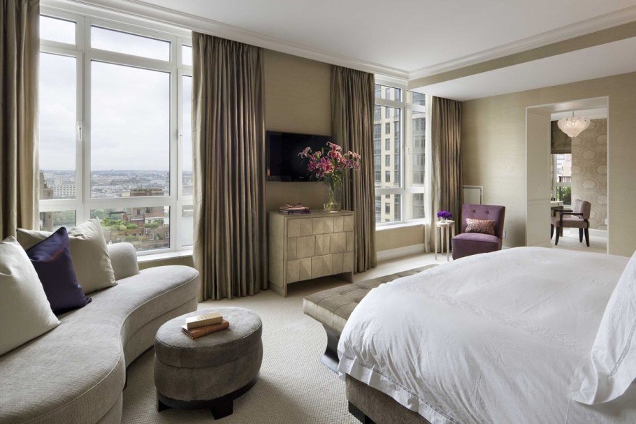 Комната с двумя окнами