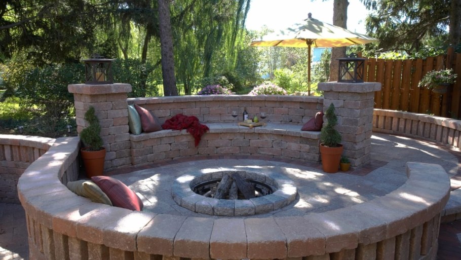 Костровище из камня с мангалом