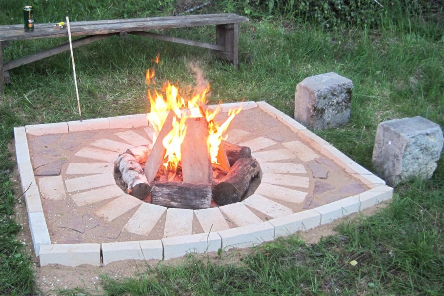 Лавка из блоков для дачи