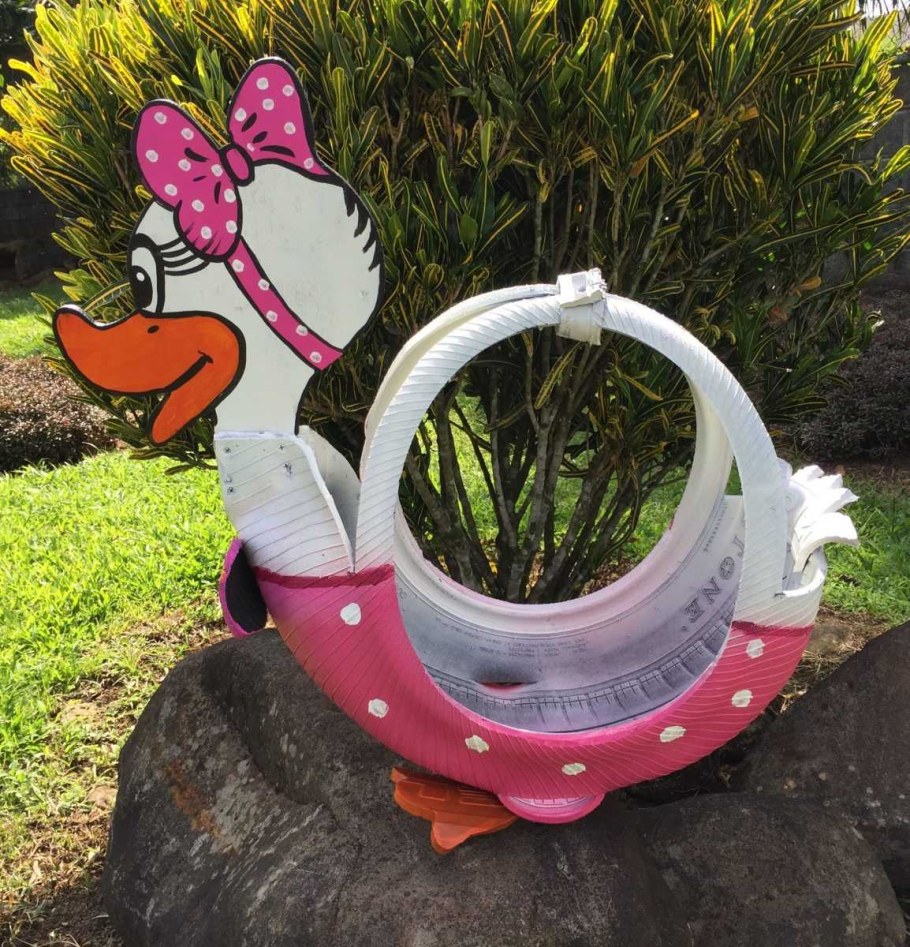 Трактор из колес для детской площадки