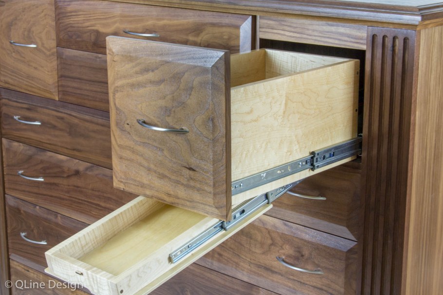 Тайник в выдвижном ящике