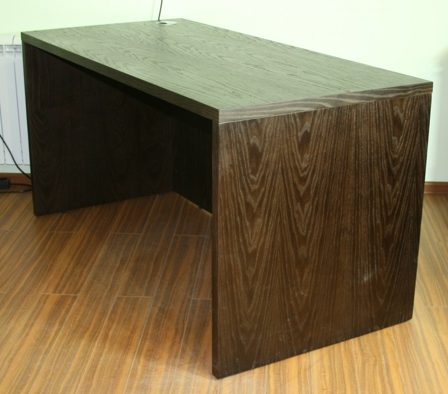 Стол из ламинированного ДСП