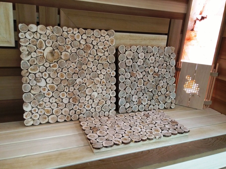 Панно из спилов дерева в бане