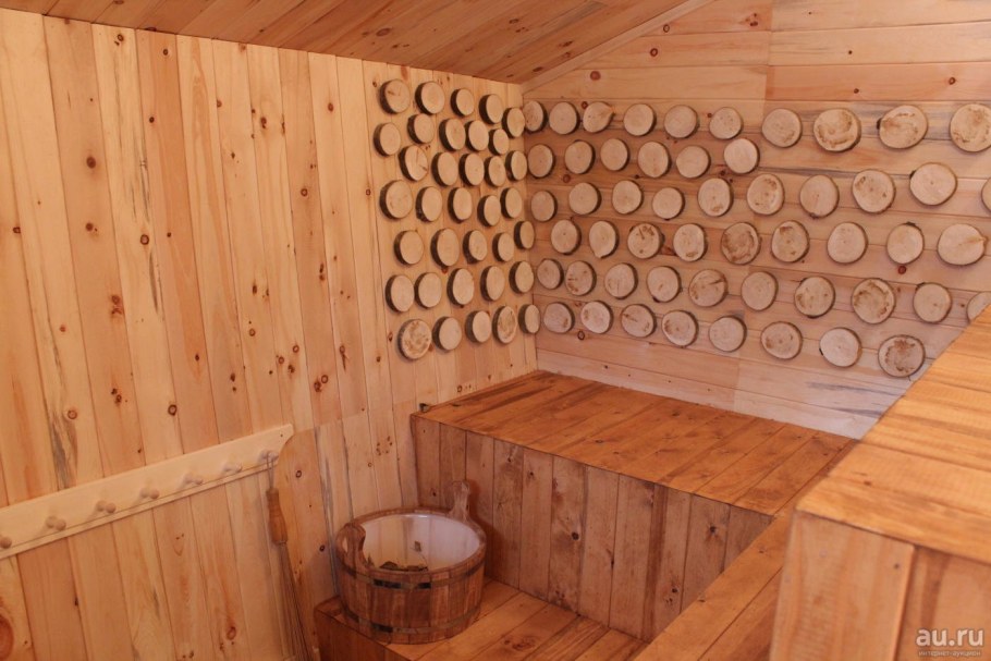 Стена из спилов дерева в бане