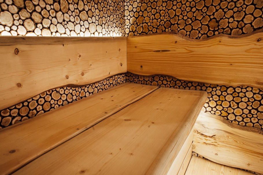 Отделка бани спилами дерева