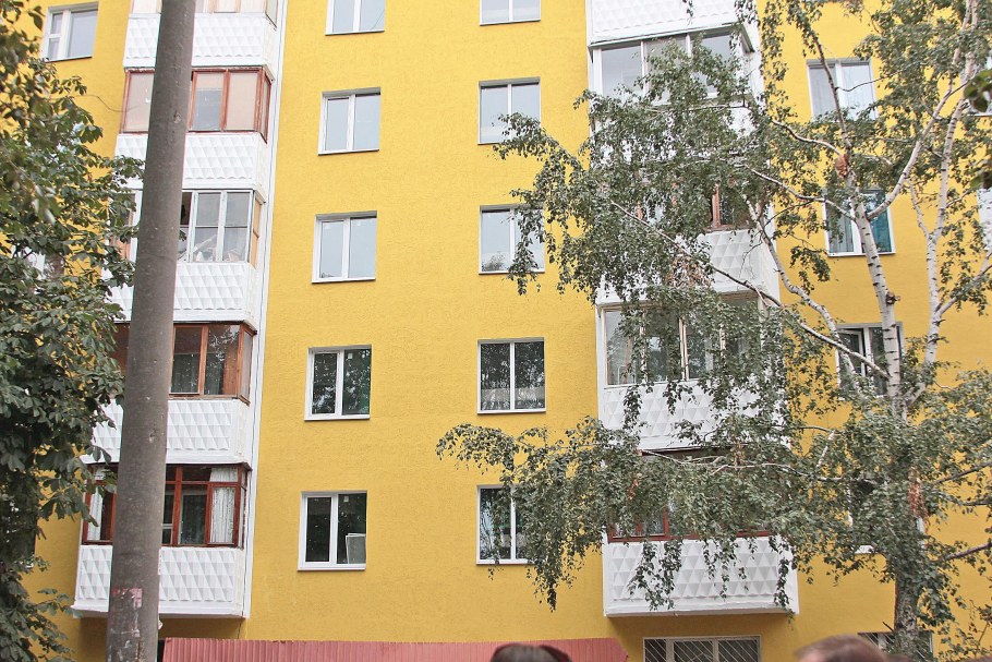 Желтый многоквартирный дом