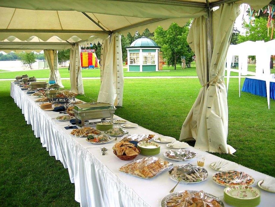 Фотозона в стиле рустик на свадьбу