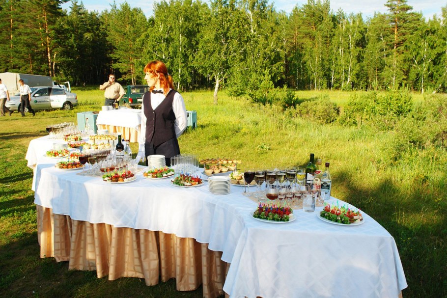 Свадебное застолье на природе