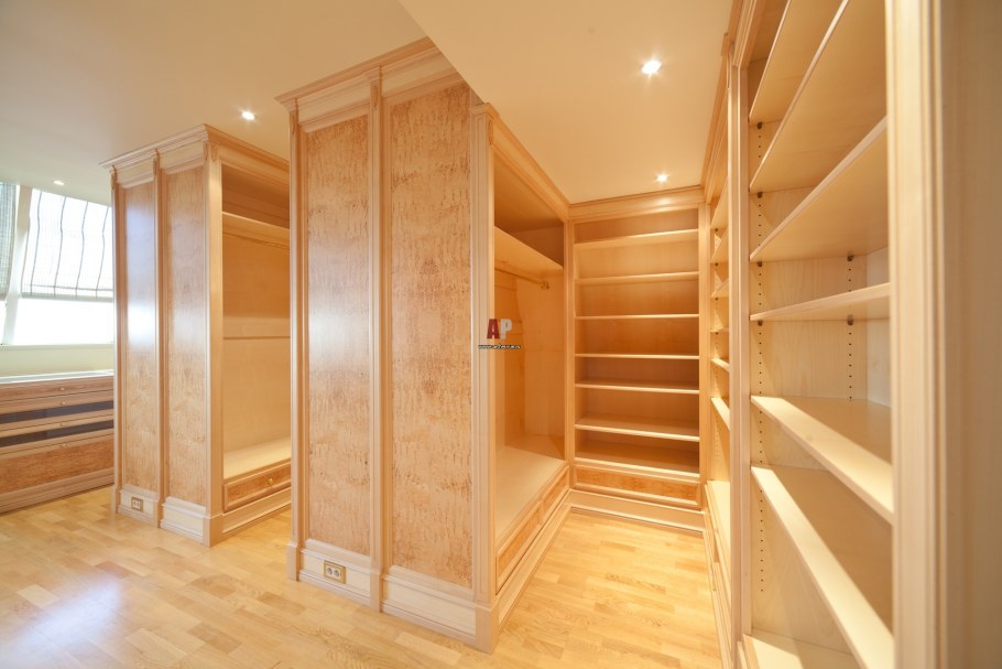 Диван из массива дерева