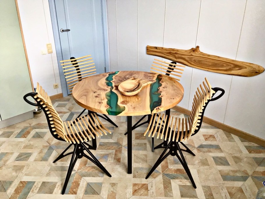 Кровать из цельного дерева