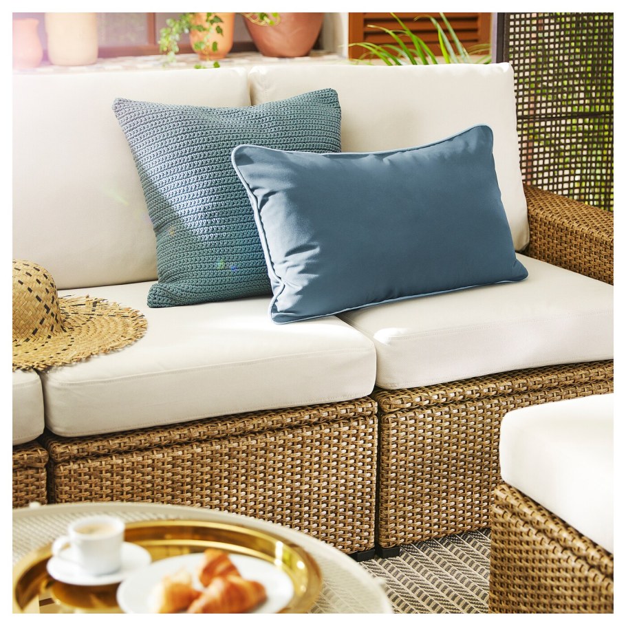 Бежевый диван с подушками