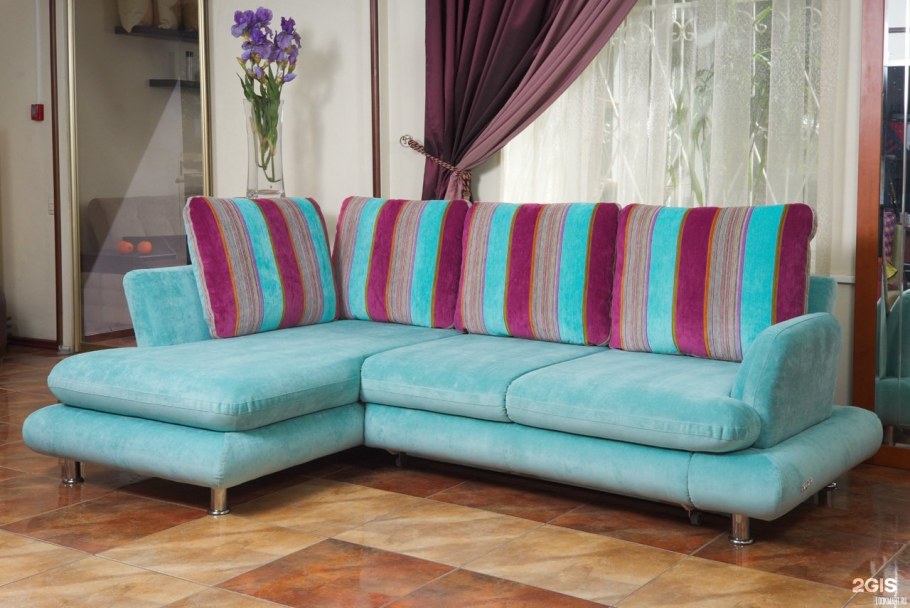 Угловые диваны ярких цветов