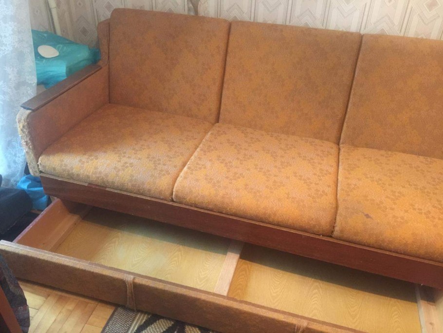 Старый диван